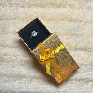 925 Sterling silver band with 1ct Moissanite diamond stone surround by cz Size 6